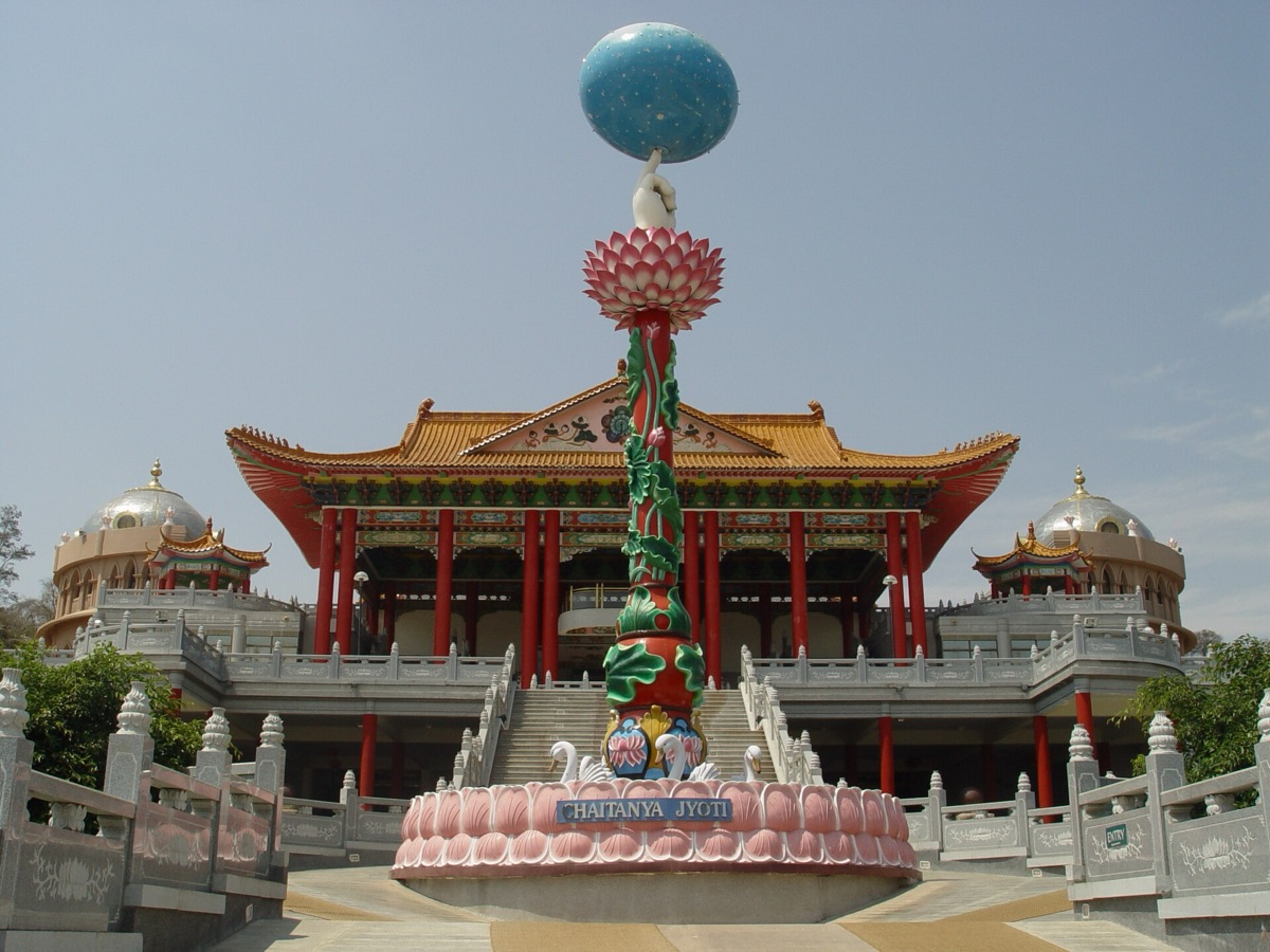 Chaitanya Jyothi Museum, Prasanthi Nilayam (photo: Mefodiyz, Wikimedia Commons, CC BY-SA 3.0).
